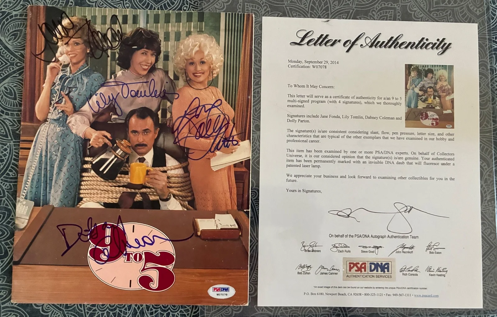 Dabney Coleman, Dolly Parton, Jane Fonda, Lily Tomlin — 9 to 5 Cast Signed Program 11x14 Photo Dolly Fonda Tomlin PSA/DNA COA, изображение 2