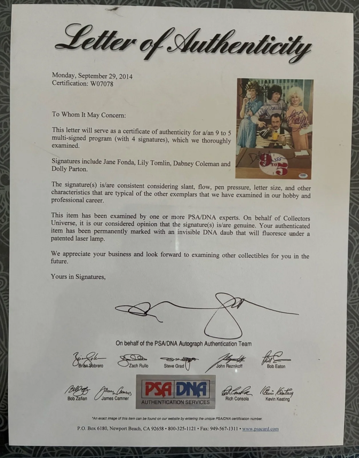 Dabney Coleman, Dolly Parton, Jane Fonda, Lily Tomlin — 9 to 5 Cast Signed Program 11x14 Photo Dolly Fonda Tomlin PSA/DNA COA, изображение 3