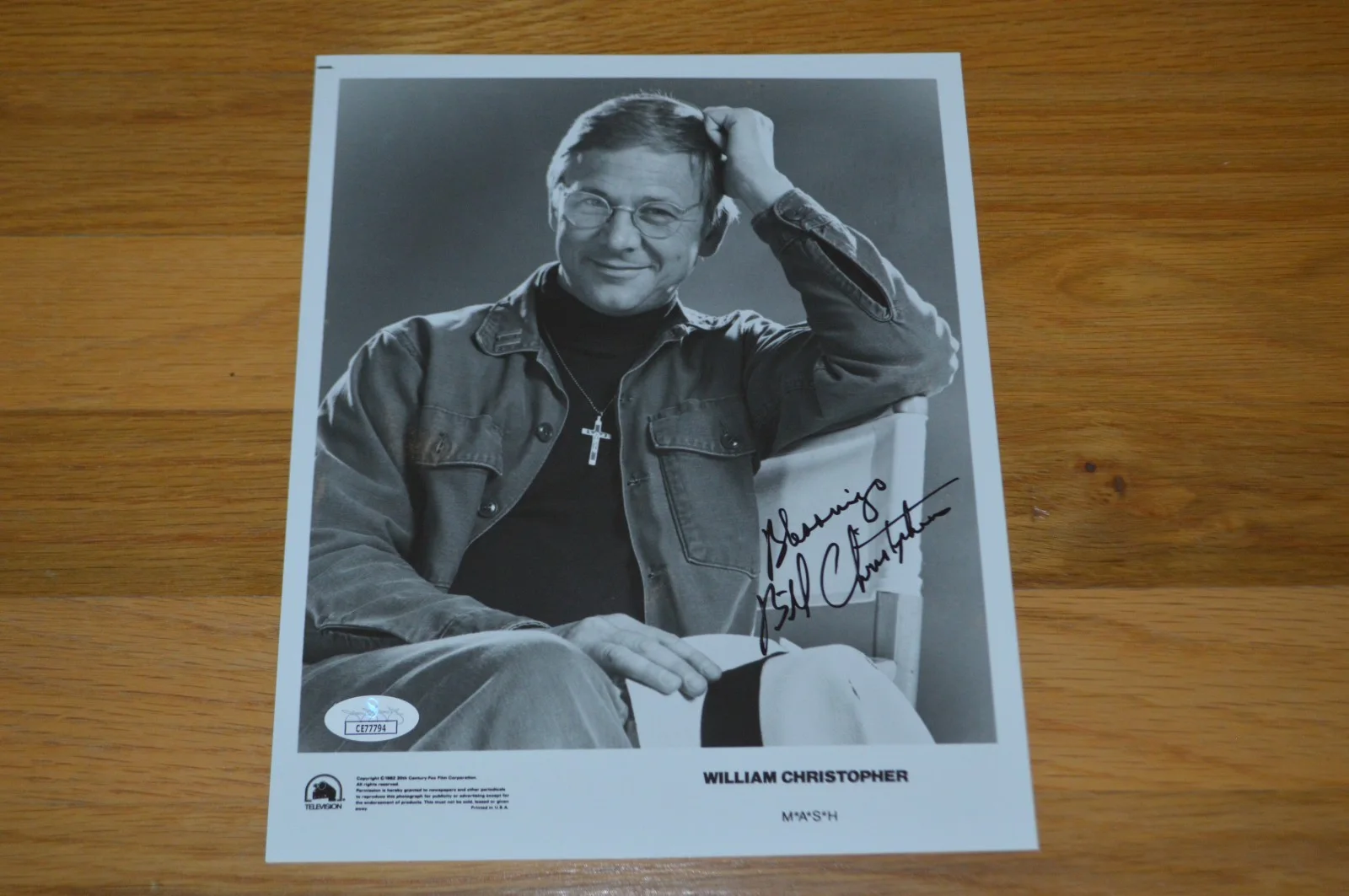 Bill Christopher — Bill Christopher Autographed M*A*S*H 8x10 B/W Promo Photo with JSA COA, изображение 2