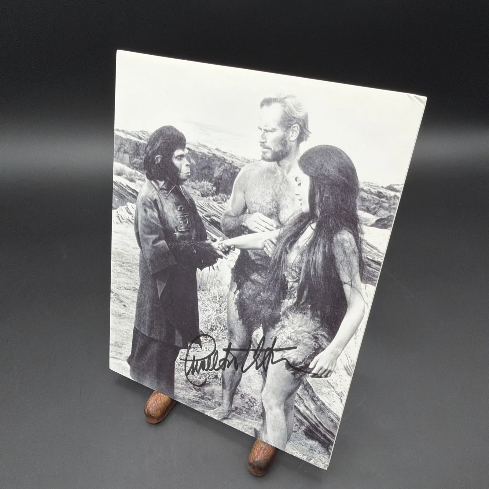 Charlton Heston — PLANET OF THE APES CHARLTON HESTON Signed 7-5/8X9-7/8 - B&W Printed Photo, изображение 4