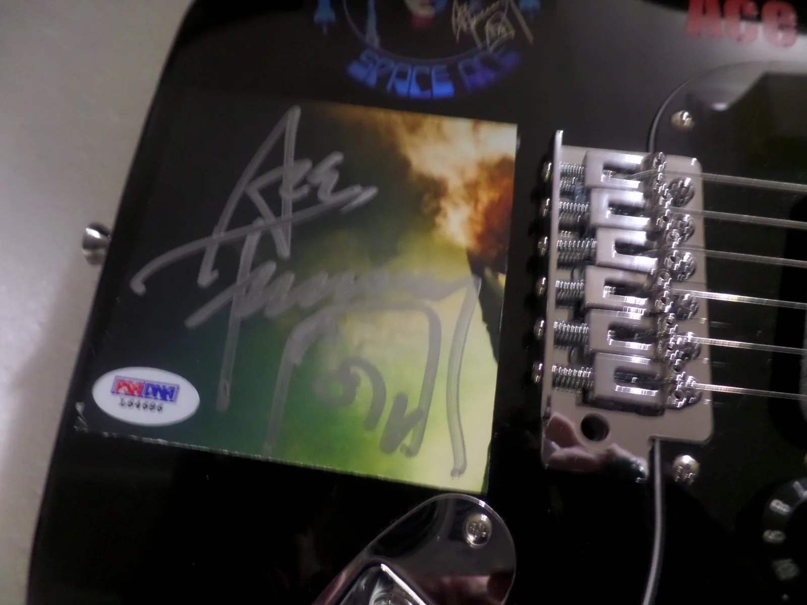 ace frehley signed guitar cd cover signed place on the guitar, image 3