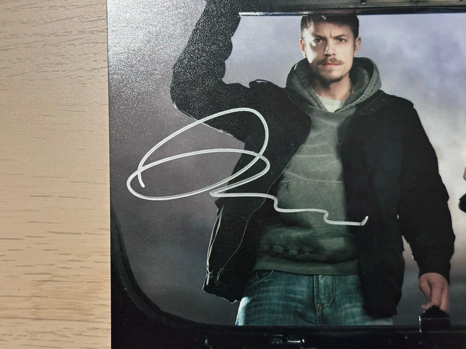 Joel Kinnaman Mireille Enos — The Killing signed 8x10 photo Joel Kinnaman Mirelle Enos Holder and Linden, изображение 4