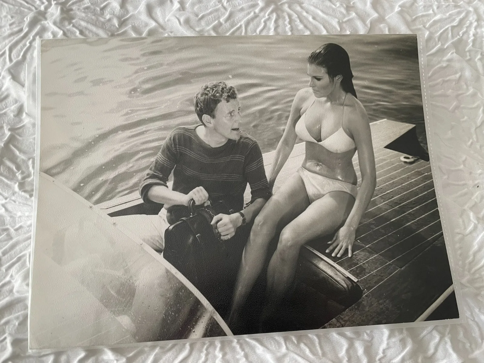 RAQUEL WELCH VERY SEXY SET OF 2 VINTAGE PRESS ORIGINAL PHOTO BUSTY, изображение 2