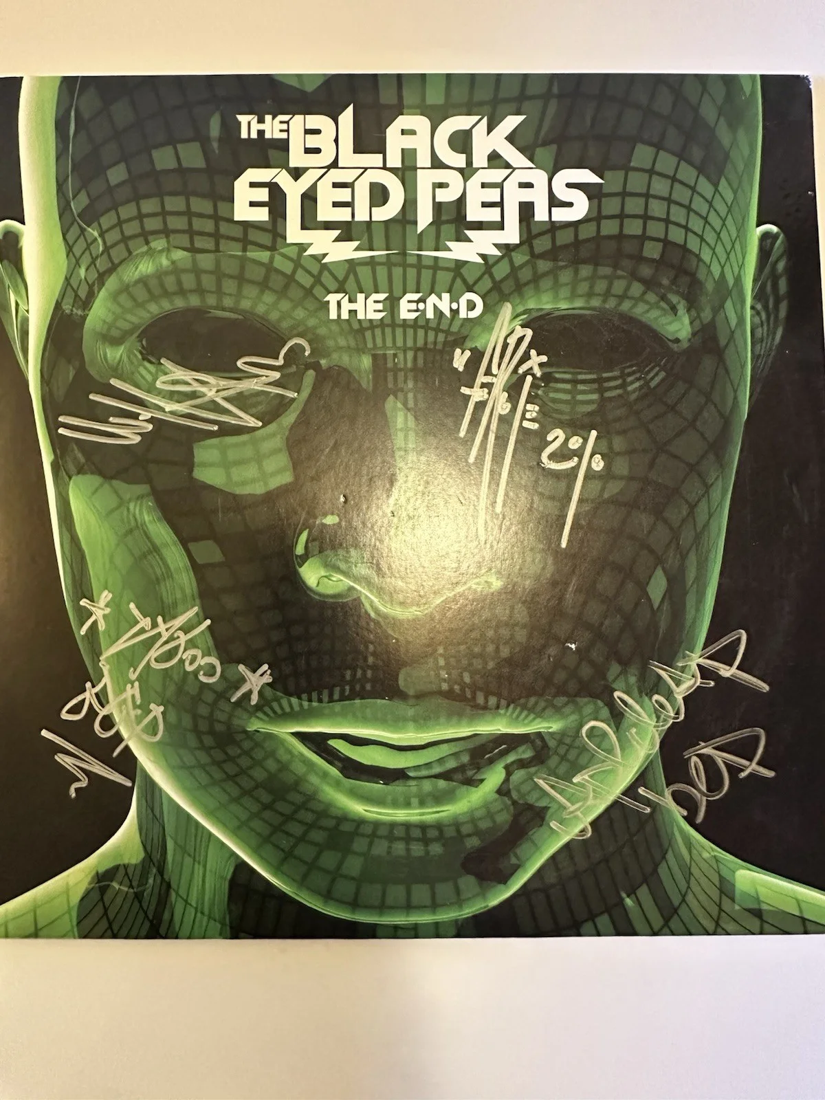 The Black Eyed Peas Signed Record Album With VIP PASS Aug 14 2010 Scottrade Cent, image 3