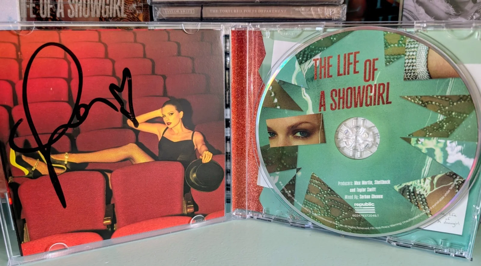Taylor Swift Life Of A Showgirl CD Photo 4 w/Infinity Heart, изображение 2