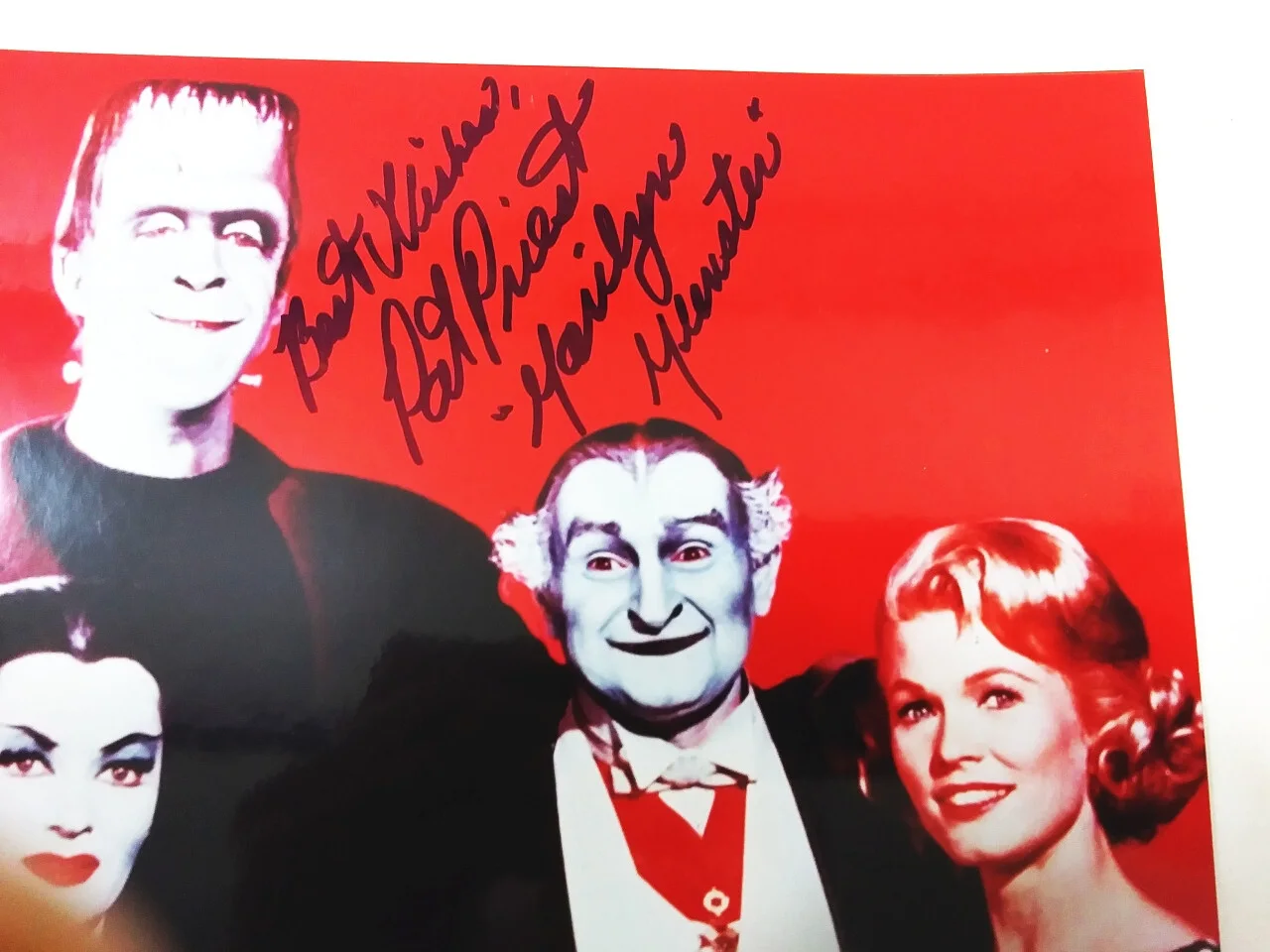 Pat Priest — The Munsters Signed Photo Pat Priest Marilyn Munster Family Studio Color Shot, изображение 2