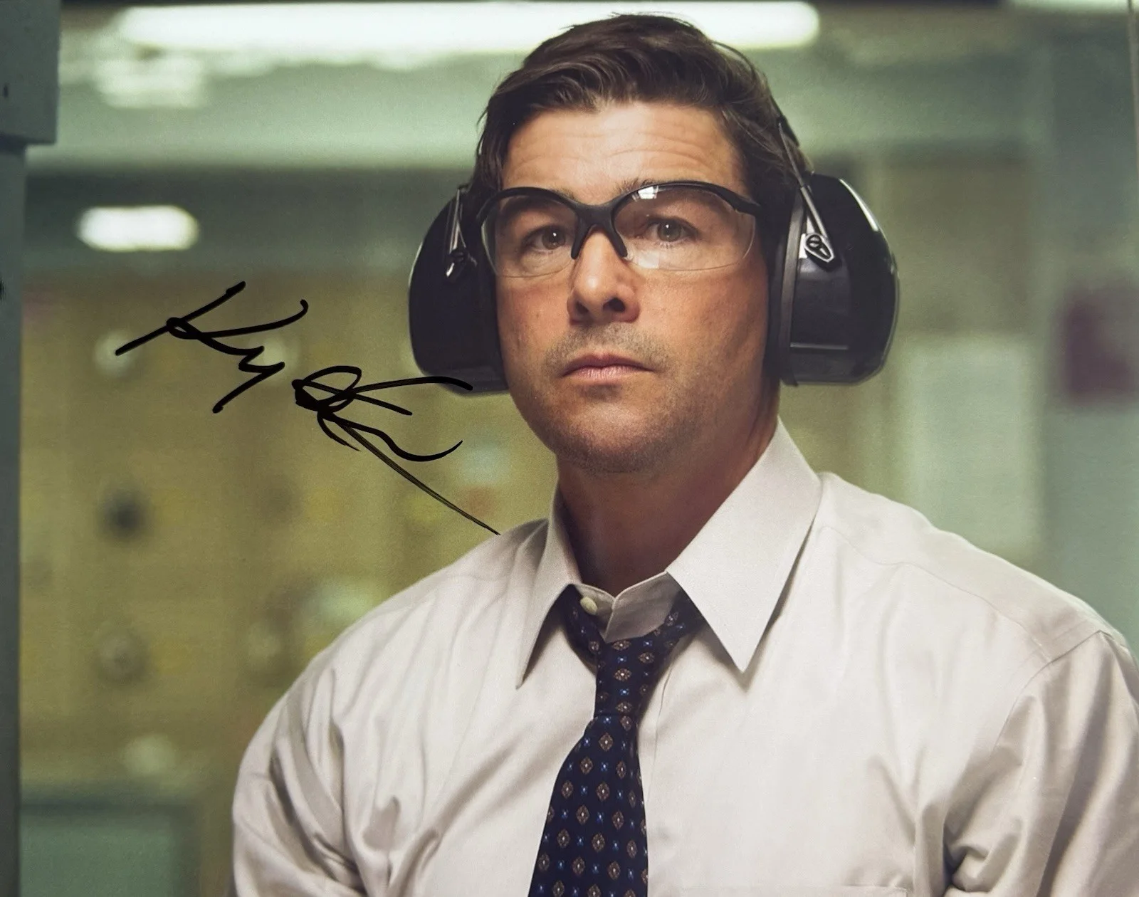 Kyle Chandler — KYLE CHANDLER SIGNED AUTOGRAPHED 8X10 PHOTO PICTURE “THE WOLF OF WALL STREET"