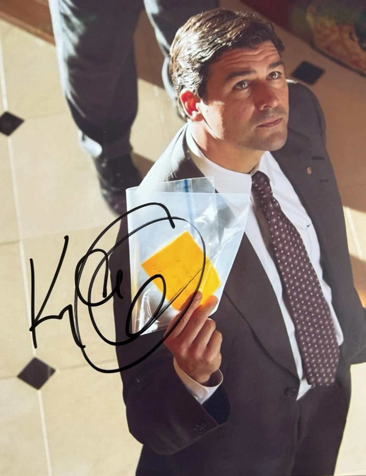 Kyle Chandler — KYLE CHANDLER SIGNED AUTOGRAPHED 8X10 PHOTO PICTURE “THE WOLF OF WALL STREET"