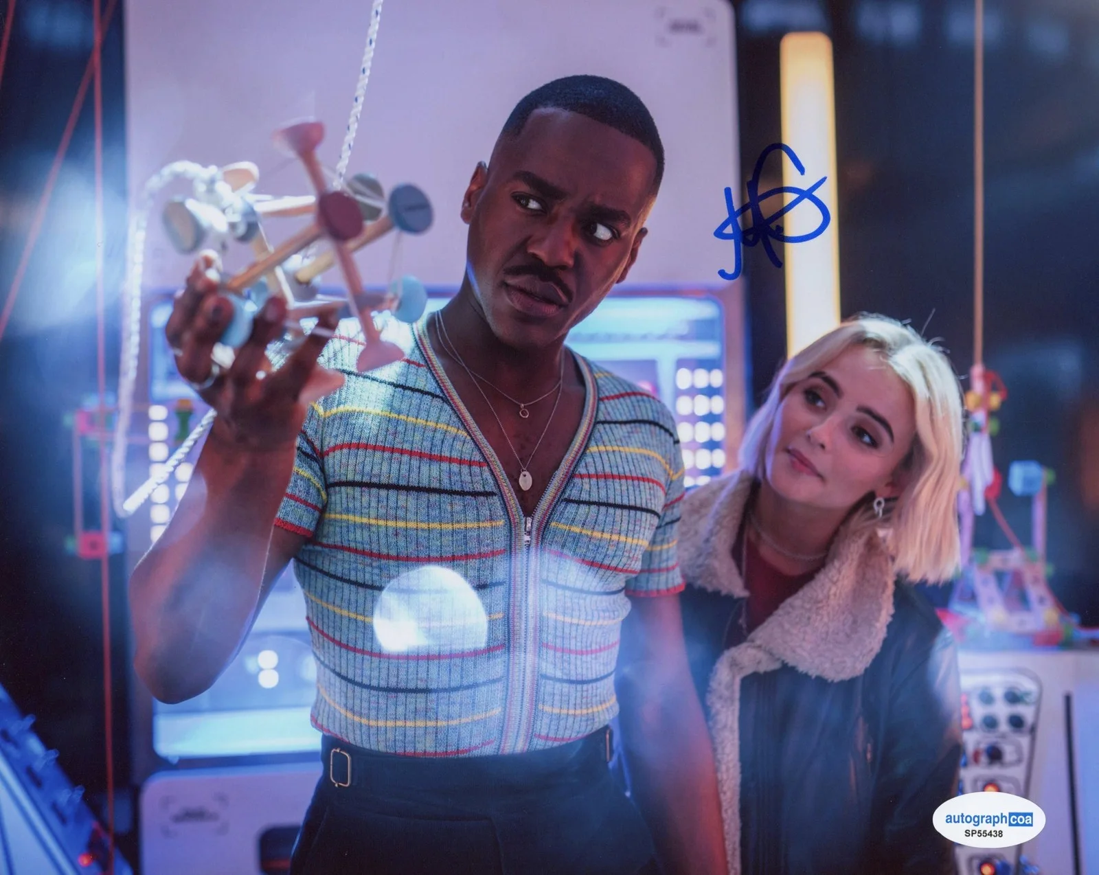 Millie Gibson — Millie Gibson "Doctor Who" AUTOGRAPH Signed 'Ruby Sunday' 8x10 Photo C ACOA, изображение 2