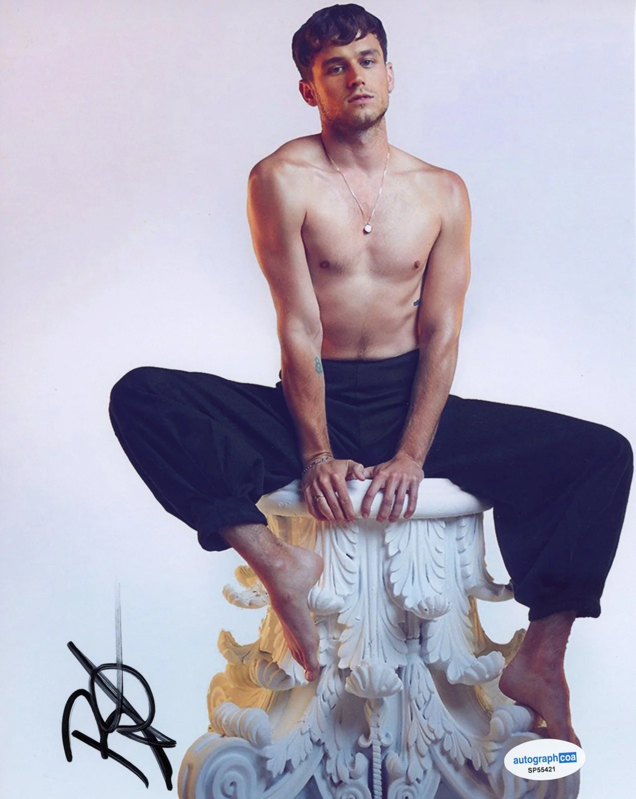 Brandon Flynn — Brandon Flynn "13 Reasons Why" AUTOGRAPH Signed Shirtless 8x10 Photo ACOA, изображение 2
