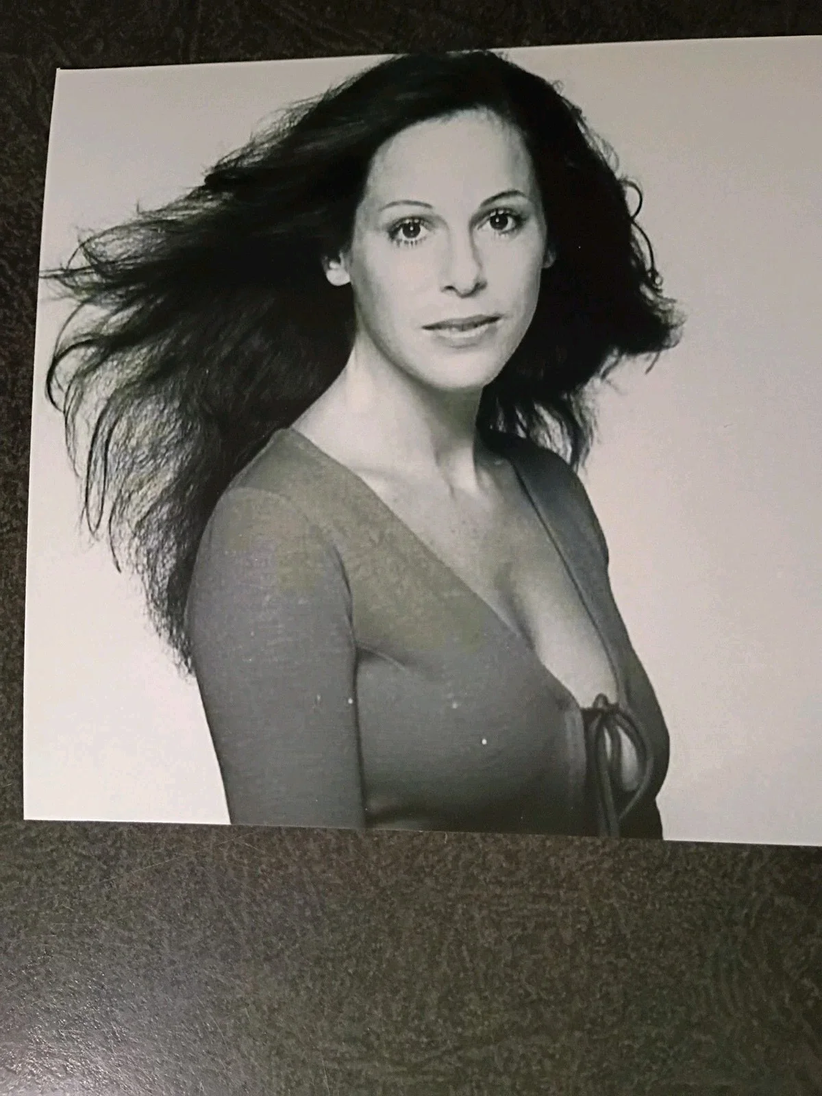 LOUISE SOREL As REENA — LOUISE SOREL Hand Signed Autograph Cut + Photo - BEAUTIFUL ACTRESS - STAR TREK, image 3