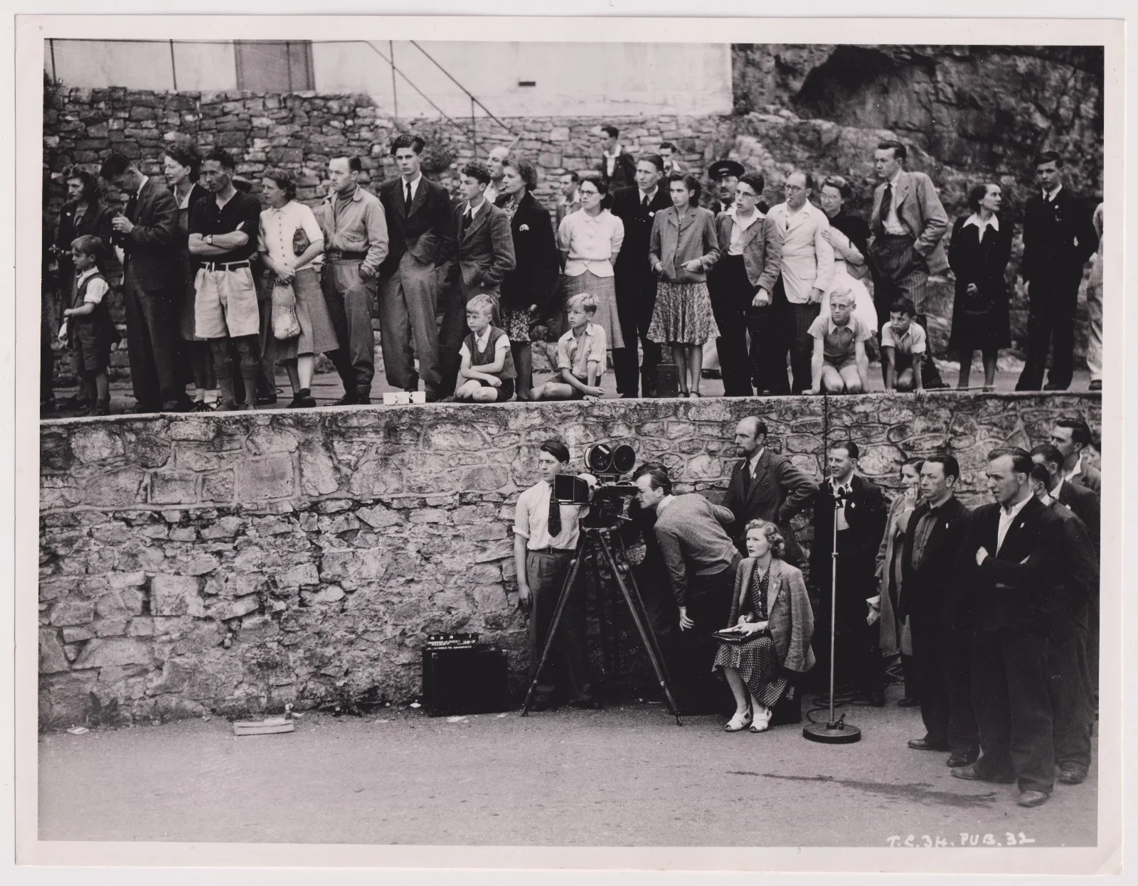 1946 Film Photo Cheddar Caves Crew & Crowd Beware Of Pity Two Cities UK Still, изображение 2