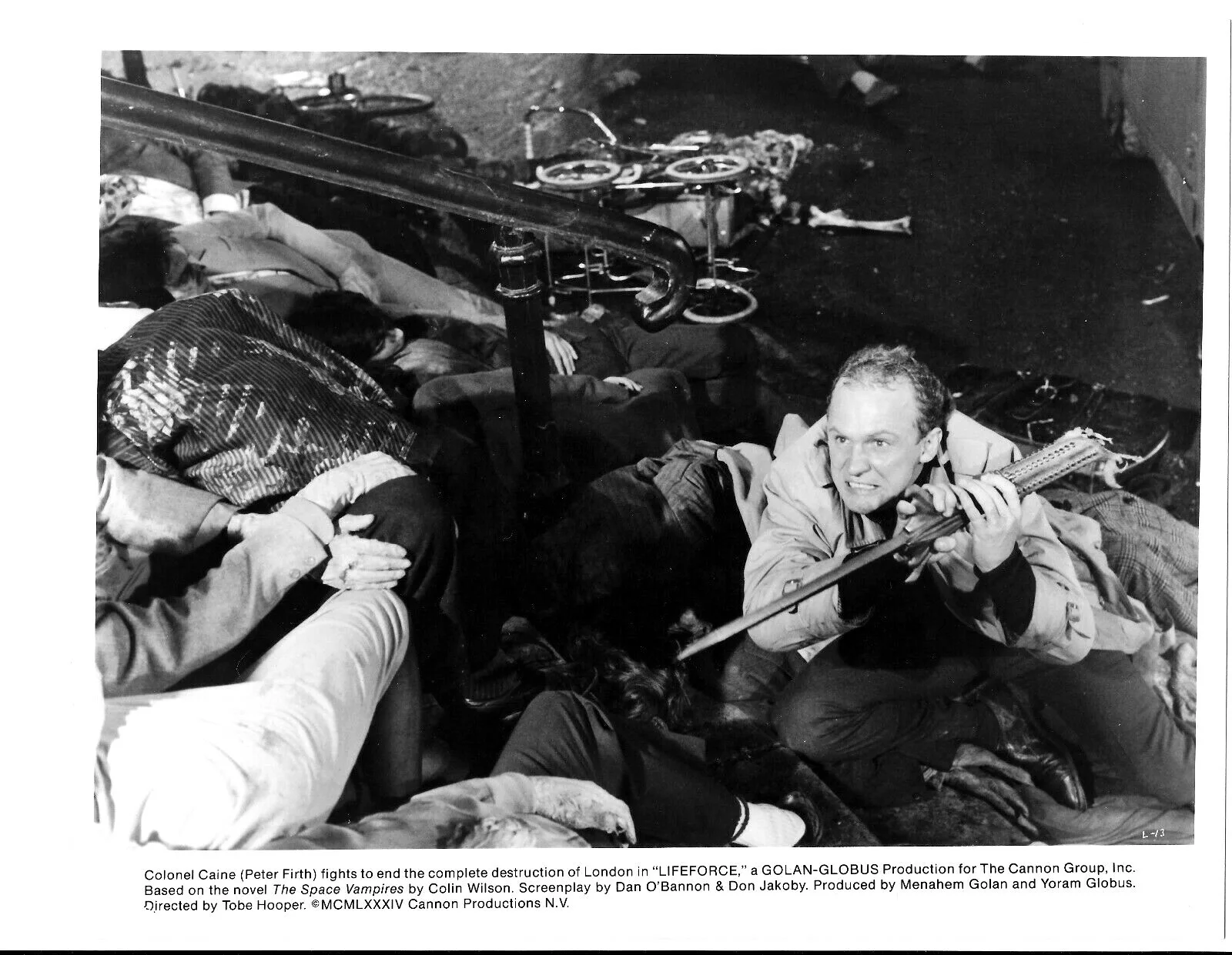 Lifeforce Press Photo Still Sci-Fi Horror Movie Peter Firth Saving London Aliens, изображение 2