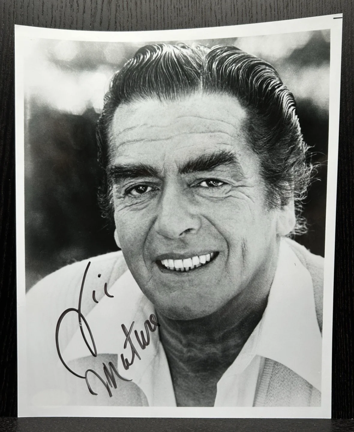 Victor Mature — VICTOR MATURE SIGNED 8x10 PHOTO Original Autograph JSA COA Samson Delilah, Robe
