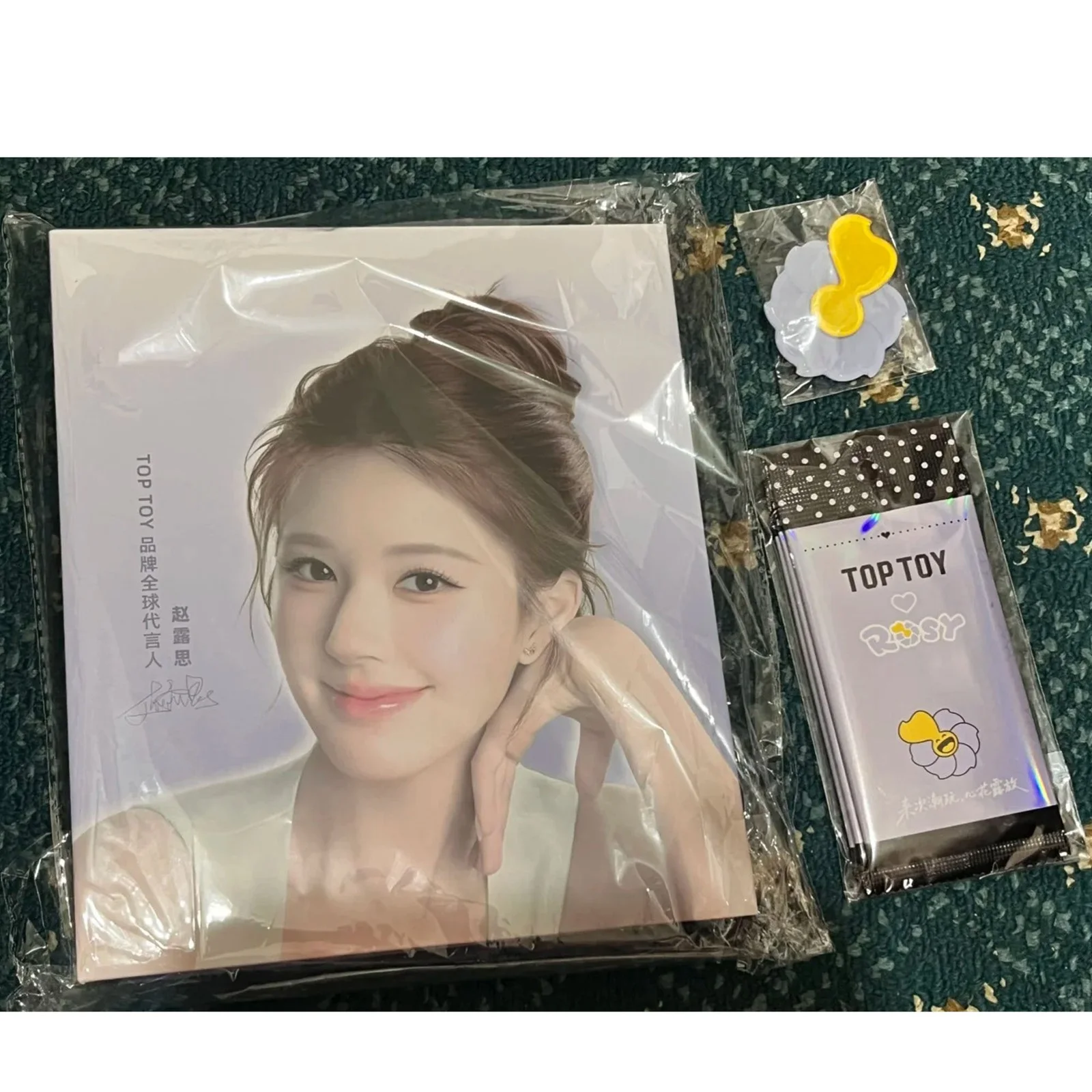 Lusi Zhao 赵露思 Hand Signed Autographed Photo Collection Original TopToy Rosyalbum, изображение 2