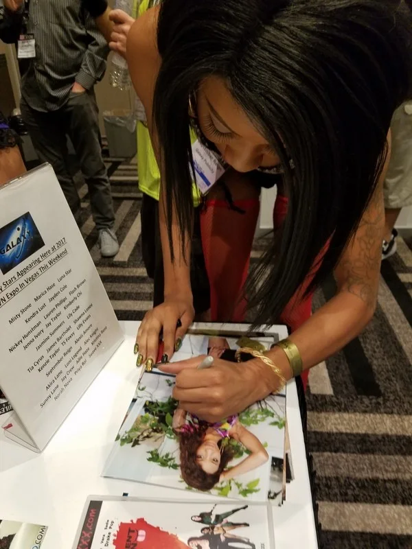 September Reign — September Reign signed model 8x10 Photo -PROOF- -CERTIFICATE- (U0021), image 2