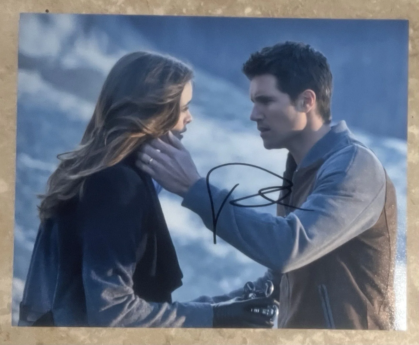 ROBBIE AMELL — ROBBIE AMELL of "THE FLASH" IN PERSON SIGNED 8X10 COLOR PHOTO “PROOF”