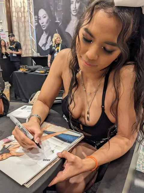 Jada Kai — Jada Kai signed model 8x10 Photo -PROOF- -CERTIFICATE- (A0008), image 2