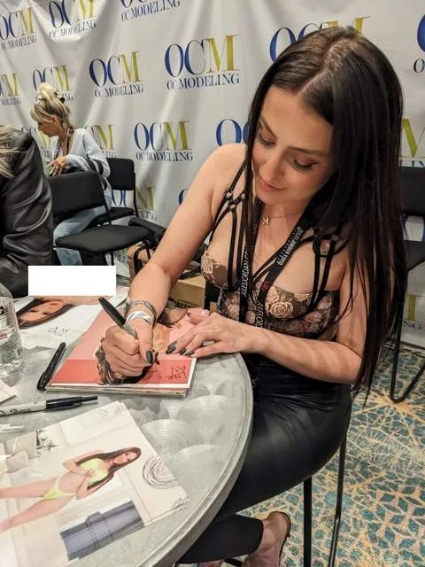 Aubree Valentine — Aubree Valentine signed model 8x10 Photo -PROOF- -CERTIFICATE- (A0001), image 2