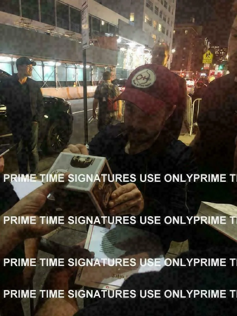 DANIEL RADCLIFFE — Daniel Radcliffe Signed Harry Potter Illuminating Wand Autograph Beckett COA, изображение 2