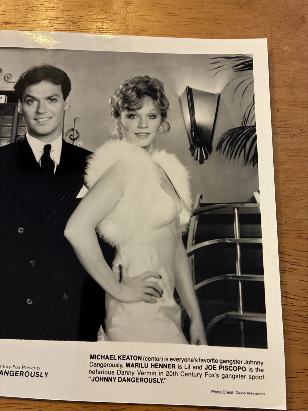 Great 8x10 Press Photo Of Michael Keaton Marilu Henner Joe Piscopo Johnny Danger, изображение 3