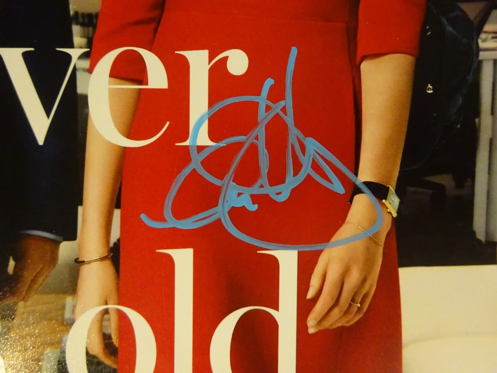 Anne Hathaway — Autographed Anne Hathaway Signed The Intern 11"x17" Photo Beckett BAS COA, image 4
