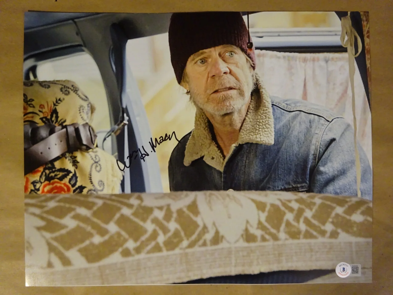 William H Macy — Autographed William H Macy Signed Shameless 11"x14" Photo Beckett BAS COA