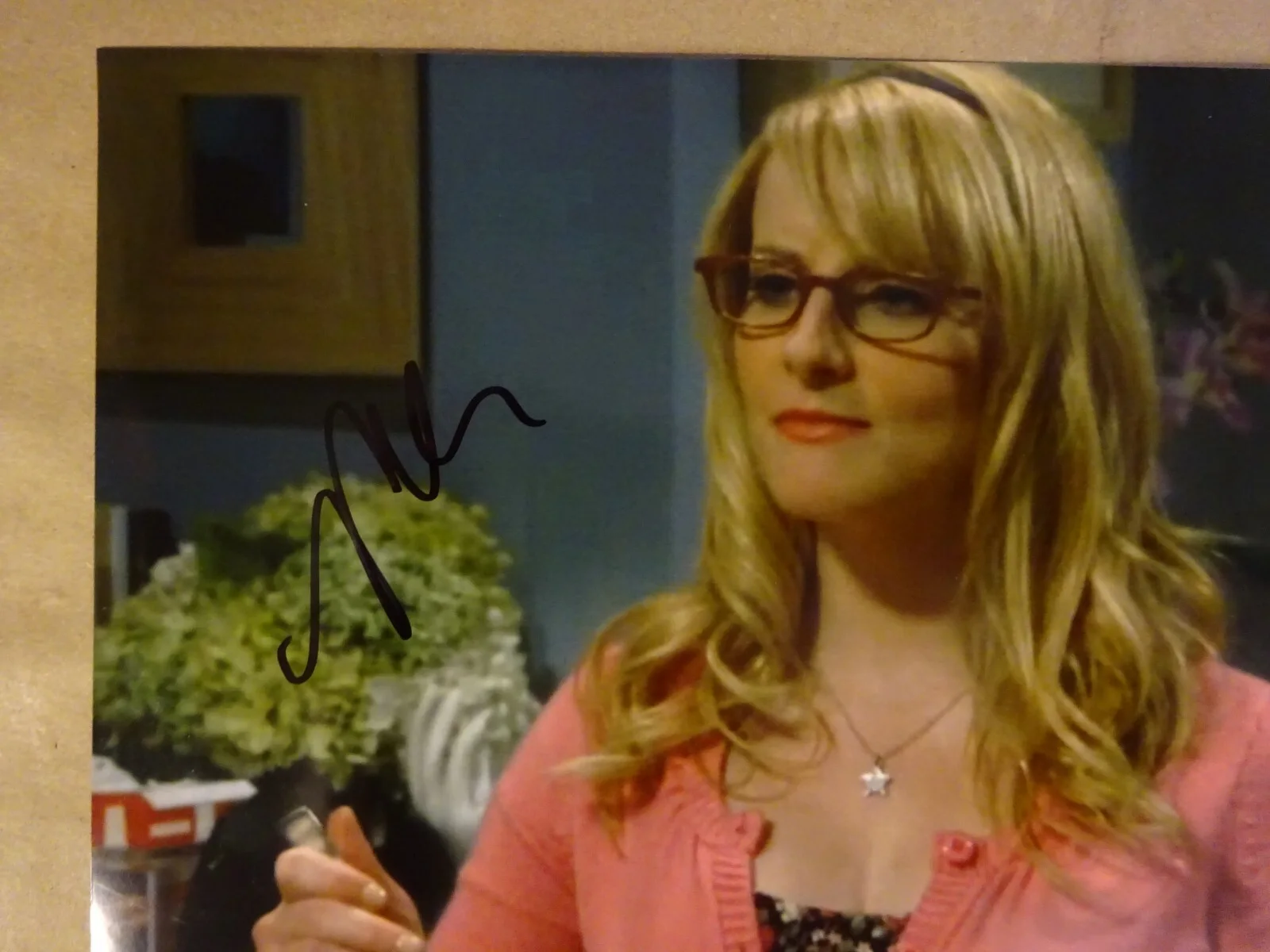 Melissa Rauch — Autographed Melissa Rauch Signed Big Bang Theory 8"x10" Photo Beckett BAS COA, image 3
