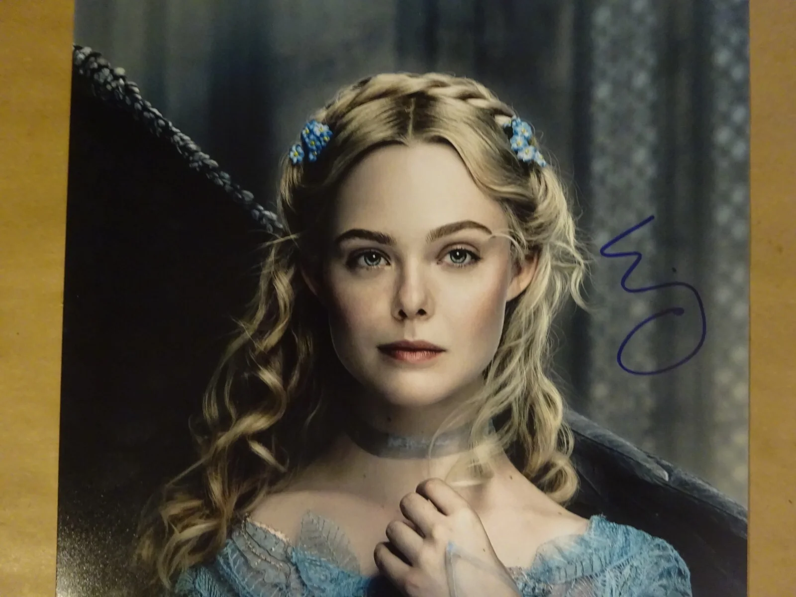 Elle Fanning — Signed Elle Fanning Autographed Maleficent Mistress Of Evil 11x17 Photo BAS COA, изображение 3