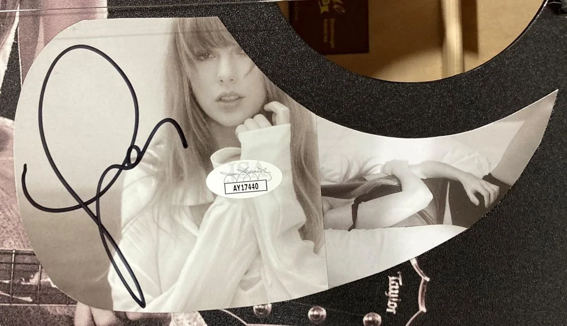 Taylor Swift — Taylor Swift Signed 41" Black & White Kiss Graphic Acoustic Guitar JSA, image 2