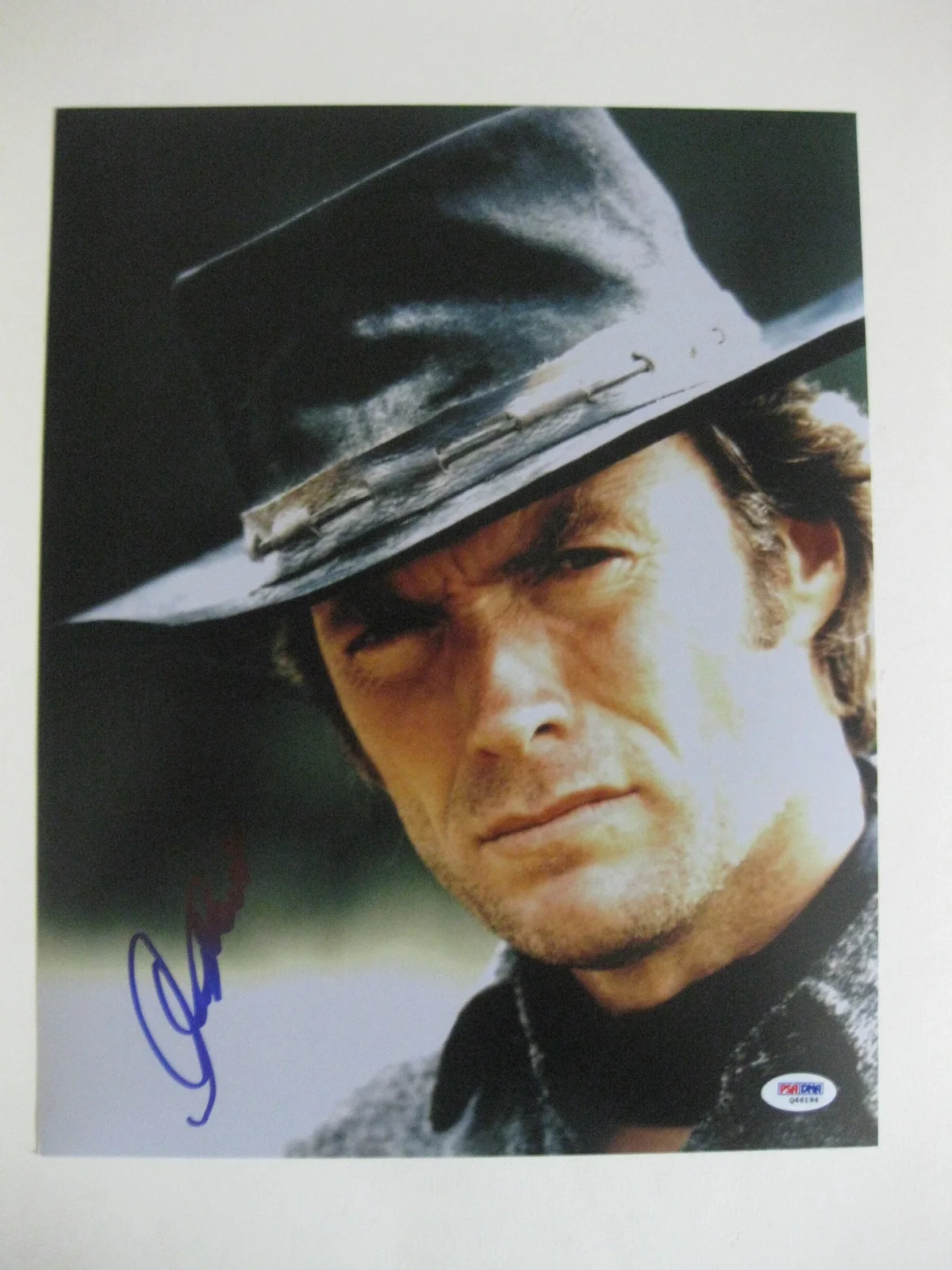 Clint Eastwood — CLINT EASTWOOD,COWBOY,SIGNED,AUTOGRAPHED,11X14 PHOTO,PSA DNA,WITH PROOF PHOTO, изображение 2