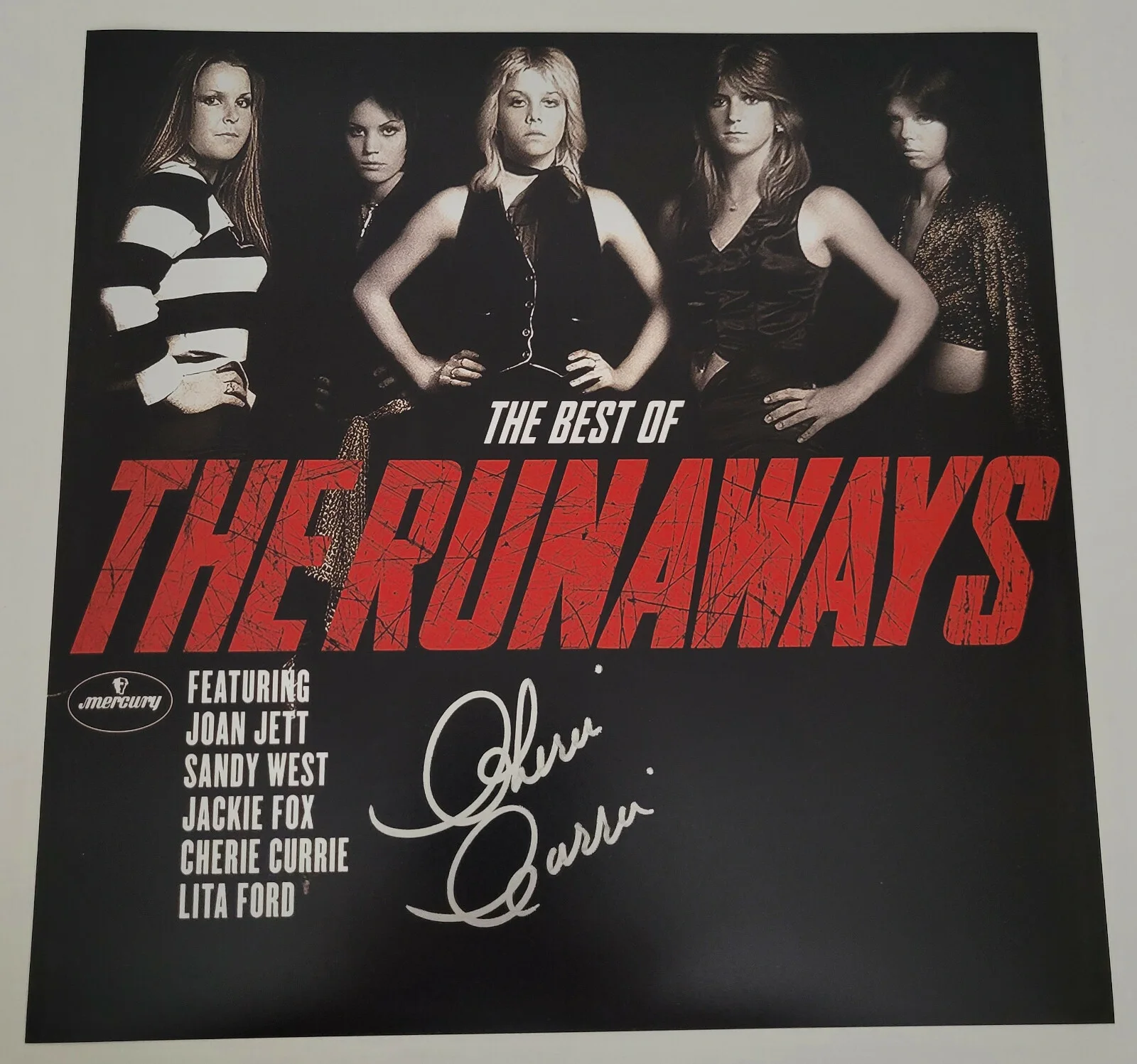 Cherie Currie signed The Best of The Runaways 12x12 album photo COA exact proof, изображение 3
