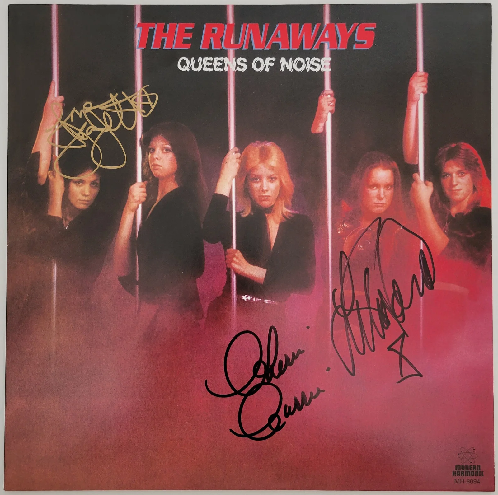 Joan Jett Currie Ford signed The Runaways Queens of Noise album COA exact proof, изображение 3
