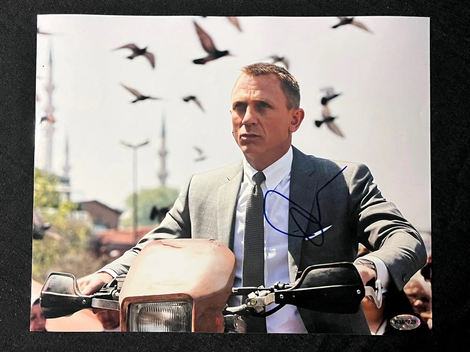 DANIEL CRAIG — DANIEL CRAIG SIGNED 8X10 PHOTO JAMES BOND 007 Motorcycle COA Rare Shot