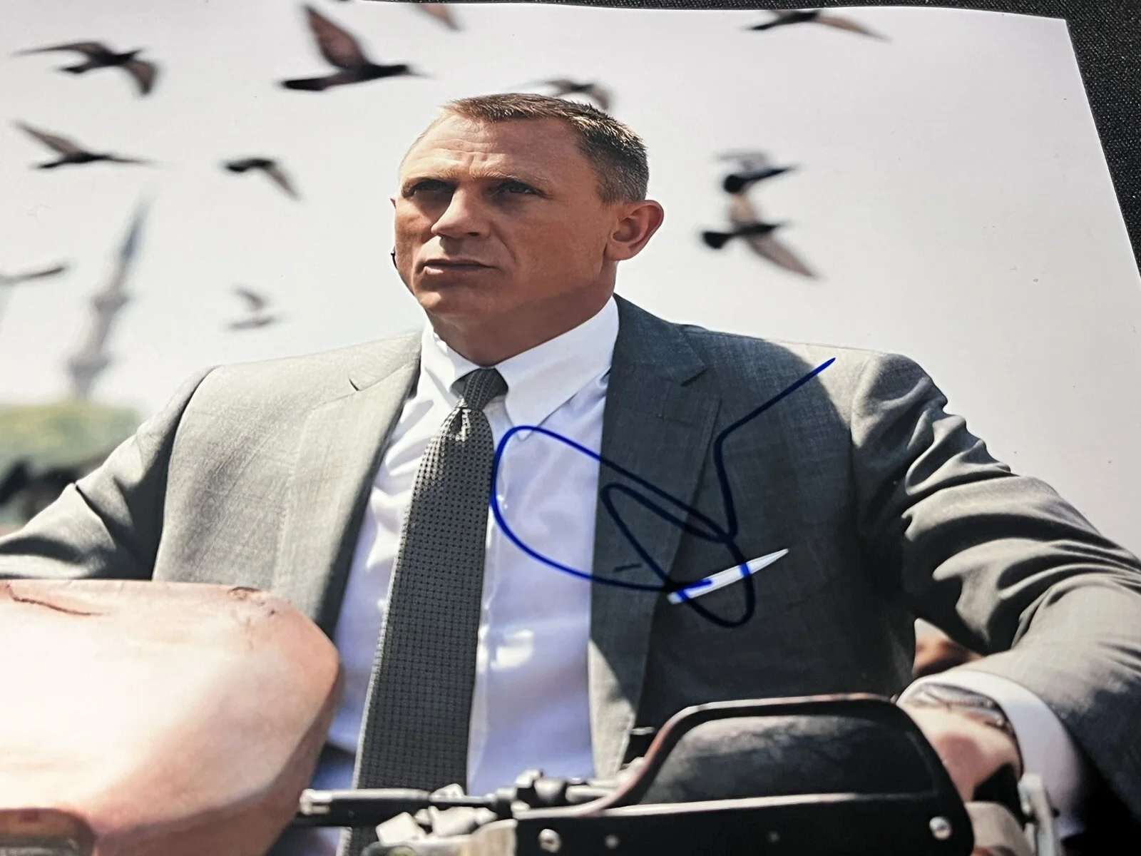 DANIEL CRAIG — DANIEL CRAIG SIGNED 8X10 PHOTO JAMES BOND 007 Motorcycle COA Rare Shot, image 2