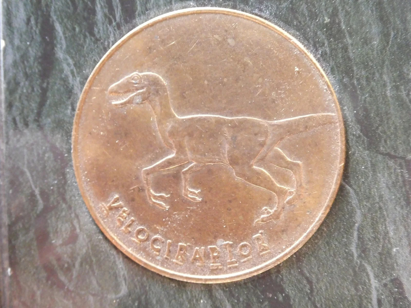Tetley Jurassic Park Bronze Dinosaur Coins 2 Stegosaurus 3 Velociraptor 1997, изображение 2