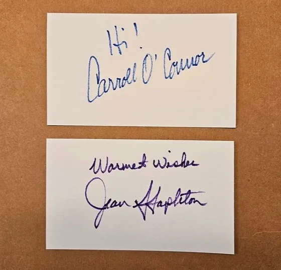 CARROLL O CONNOR AND JEAN STAPLETON — CARROLL O'CONNOR SIGNED & JEAN STAPLETON SIGNED 3x5 INDEX CARD AUTOGRAPH