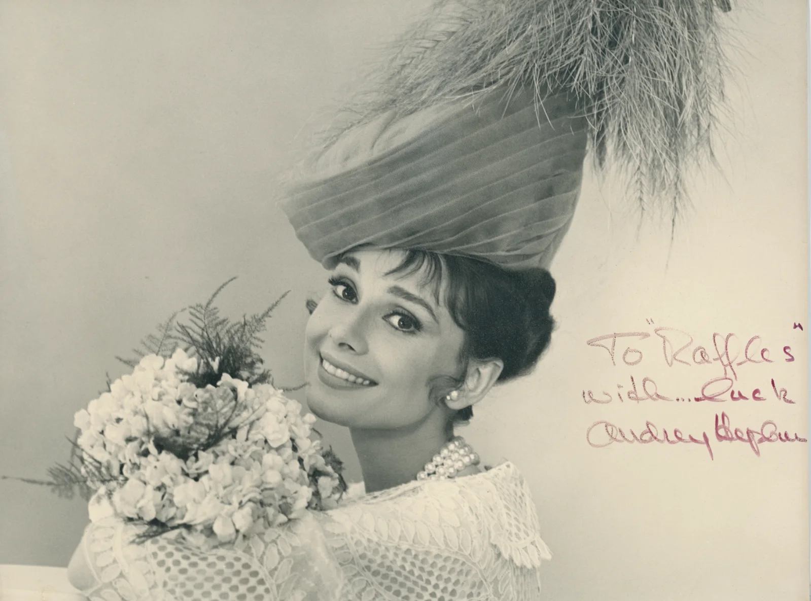Audrey Hepburn — AUDREY HEPBURN Hand Signed Autographed 11 1/2 X 13 My Fair Lady Cecil Beaton, изображение 2