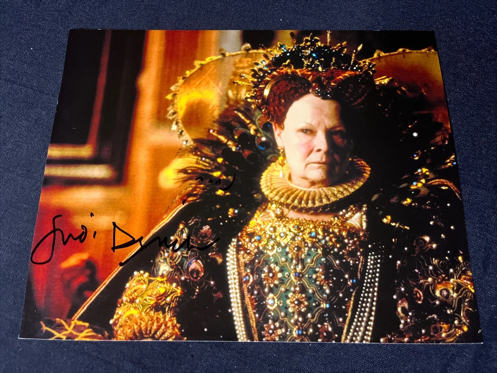 Judi Dench — DAME JUDI DENCH AS 'QUEEN ELIZABETH' SIGNED "SHAKESPEARE IN LOVE" PHOTO COA