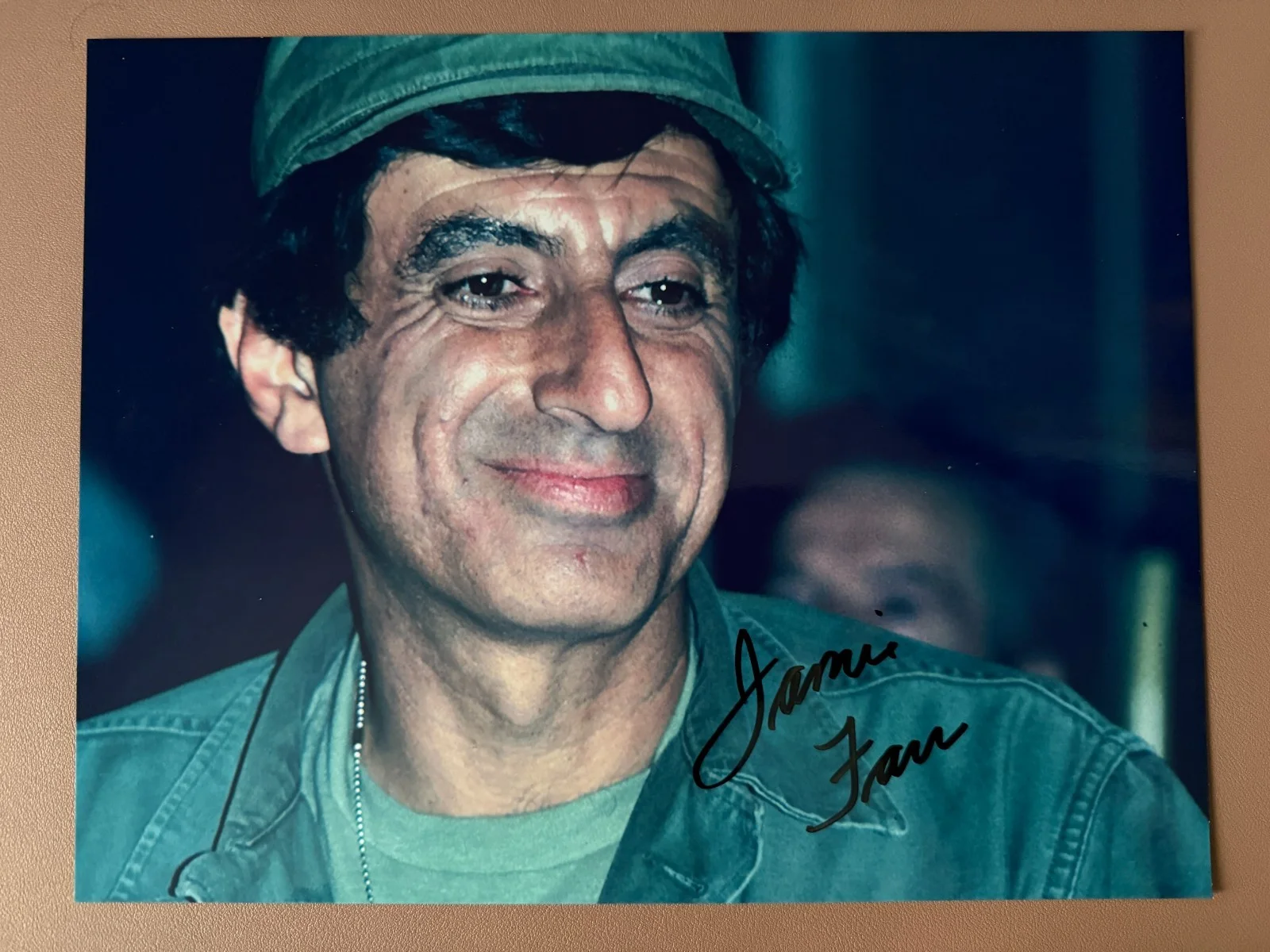 Jamie Farr — Jamie Farr Signed M*A*S*H Maxwell Klinger•COLOR•8.5x11 Autograph W/COA, изображение 2