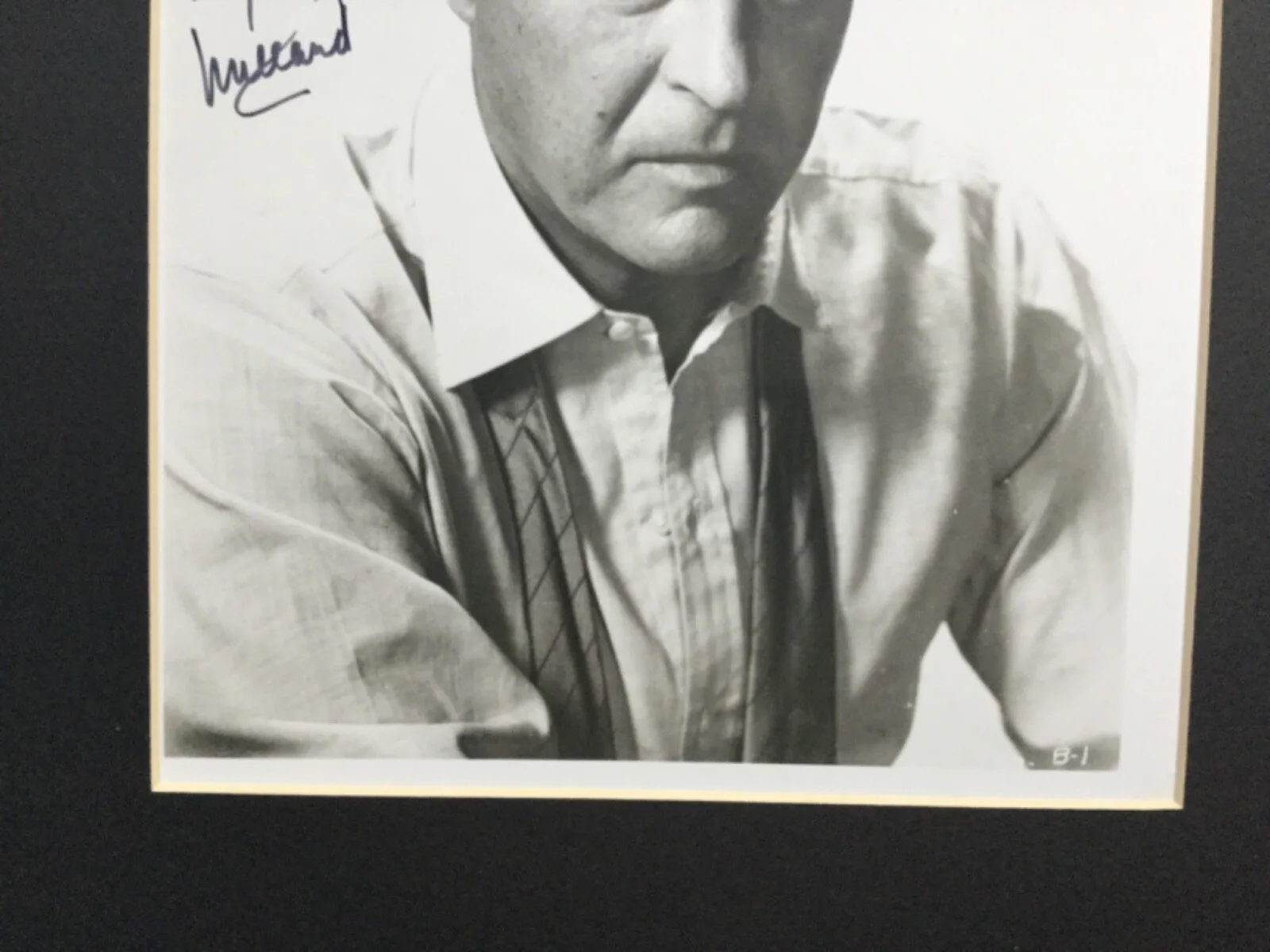 Ray Milland — RAY MILLAND 1907-1986 (Lost Weekend) signed autographed portrait in black mat., изображение 3