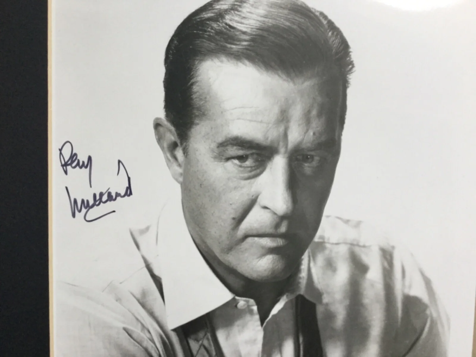 Ray Milland — RAY MILLAND 1907-1986 (Lost Weekend) signed autographed portrait in black mat., изображение 4