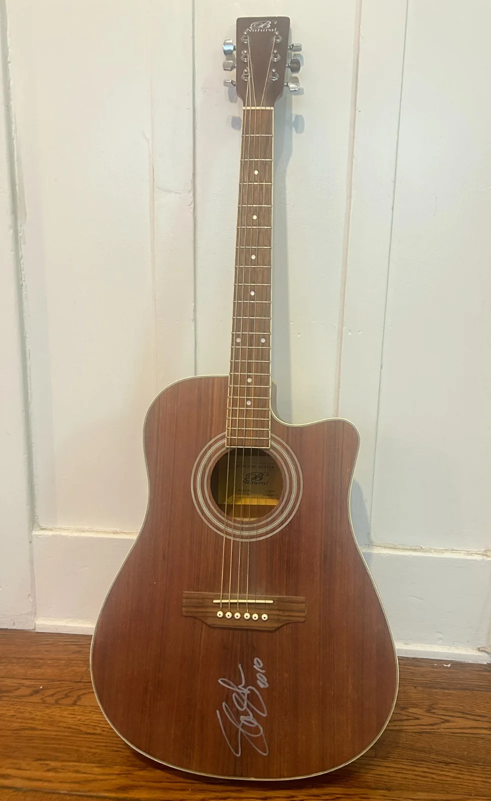 GUNS N ROSES SLASH SIGNED ACOUSTIC GUITAR IN 2010 Axl Rose GNR Conspirators, изображение 2