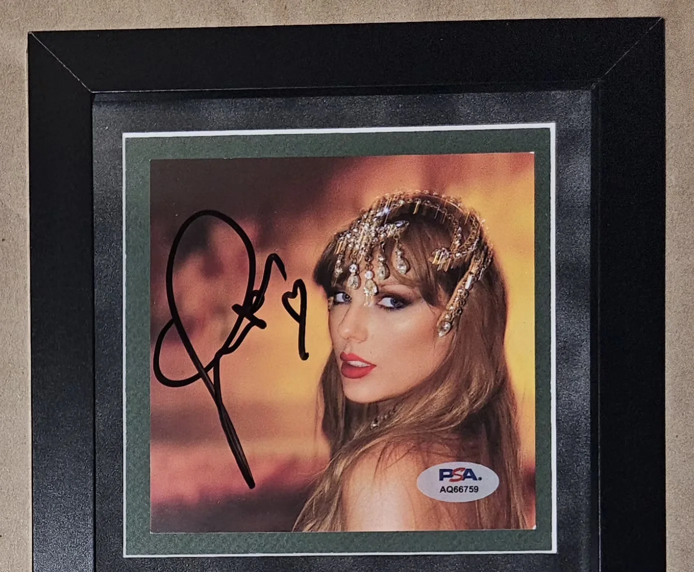AUTO TAYLOR SWIFT SIGNED LIFE OF A SHOWGIRL CUSTOM FRAMED CD INSERT DISPLAY PSA, изображение 2