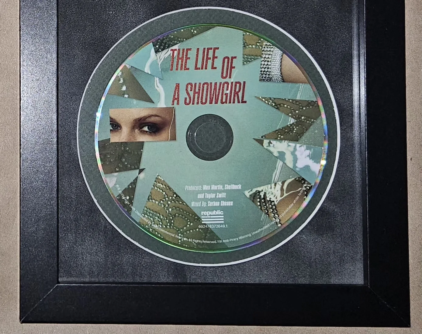 AUTO TAYLOR SWIFT SIGNED LIFE OF A SHOWGIRL CUSTOM FRAMED CD INSERT DISPLAY PSA, изображение 3