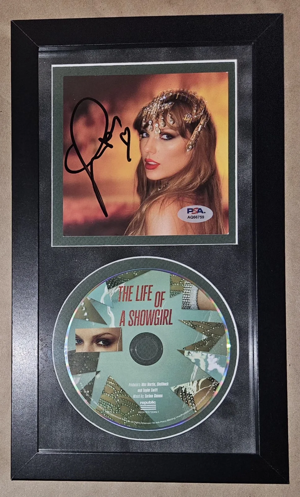 AUTO TAYLOR SWIFT SIGNED LIFE OF A SHOWGIRL CUSTOM FRAMED CD INSERT DISPLAY PSA, изображение 5