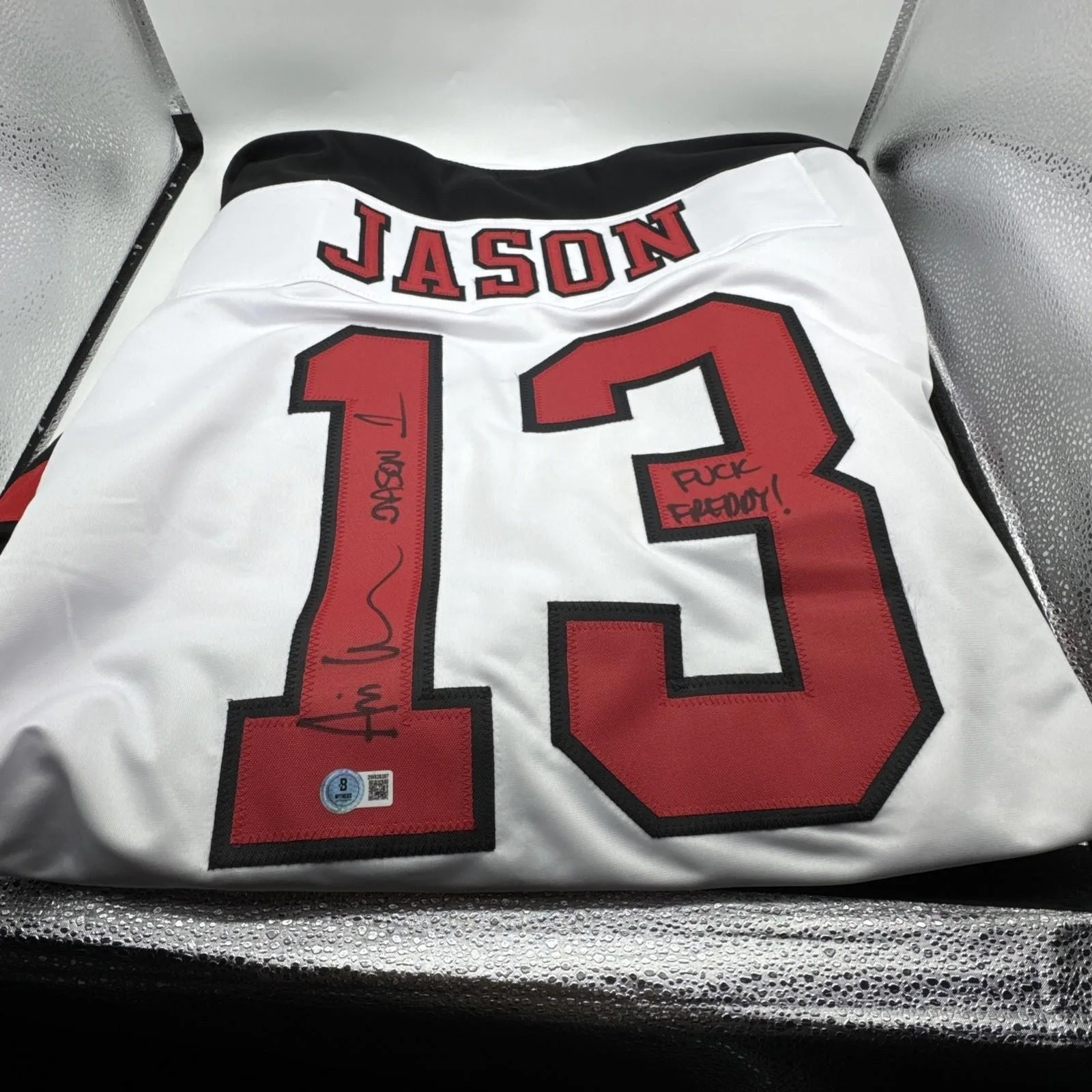 Ari Lehman — Ari Lehman Signed Friday 13 XL Jersey "JASON 1" & "F*** YOU FREDDY!" Beckett COA, изображение 4