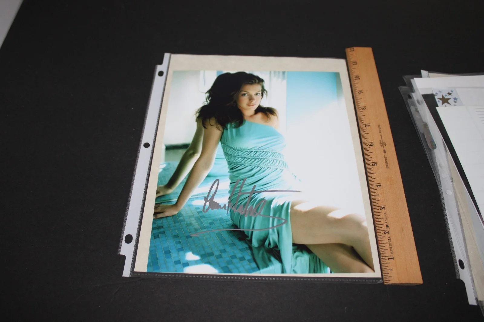 Anne Hathaway — Anne Hathaway Signed Auto COA 8X10 Sexy Posed Photo blue Autographed Autograph, image 2