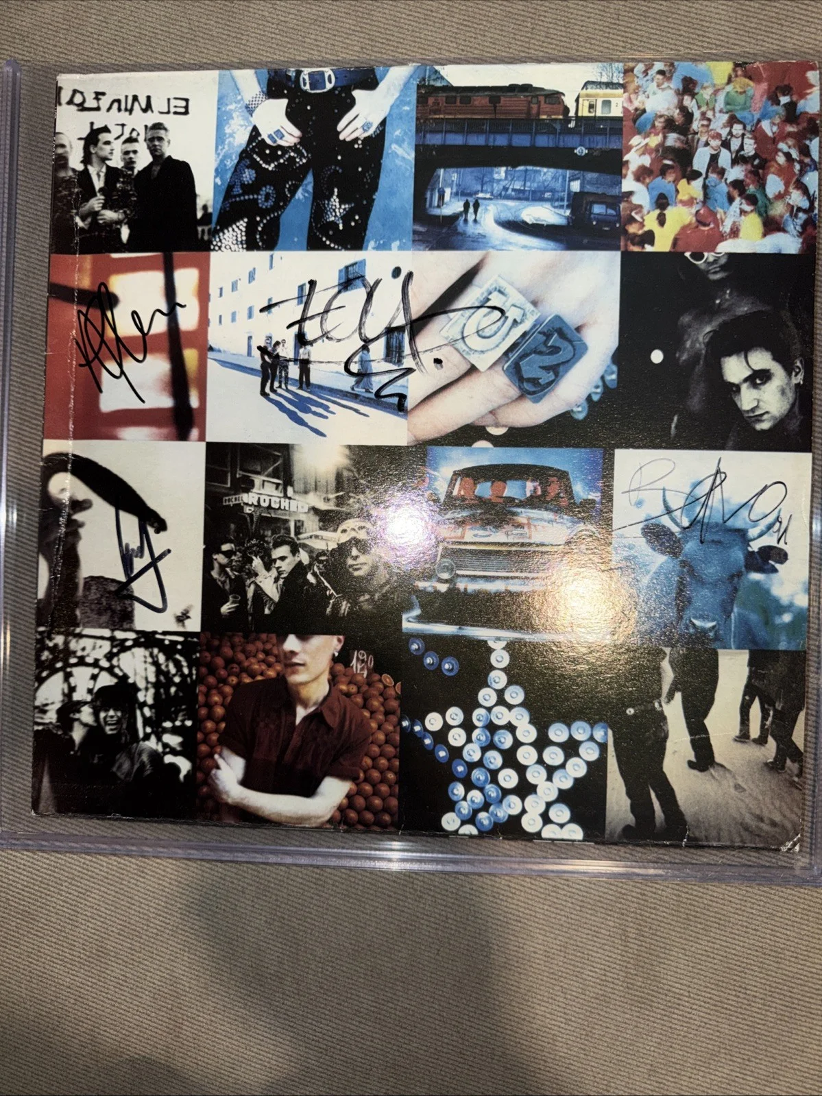 BONO U2 Achtung Baby Vinyl Album Band Signed Autograph 4 PSA DNA, изображение 2