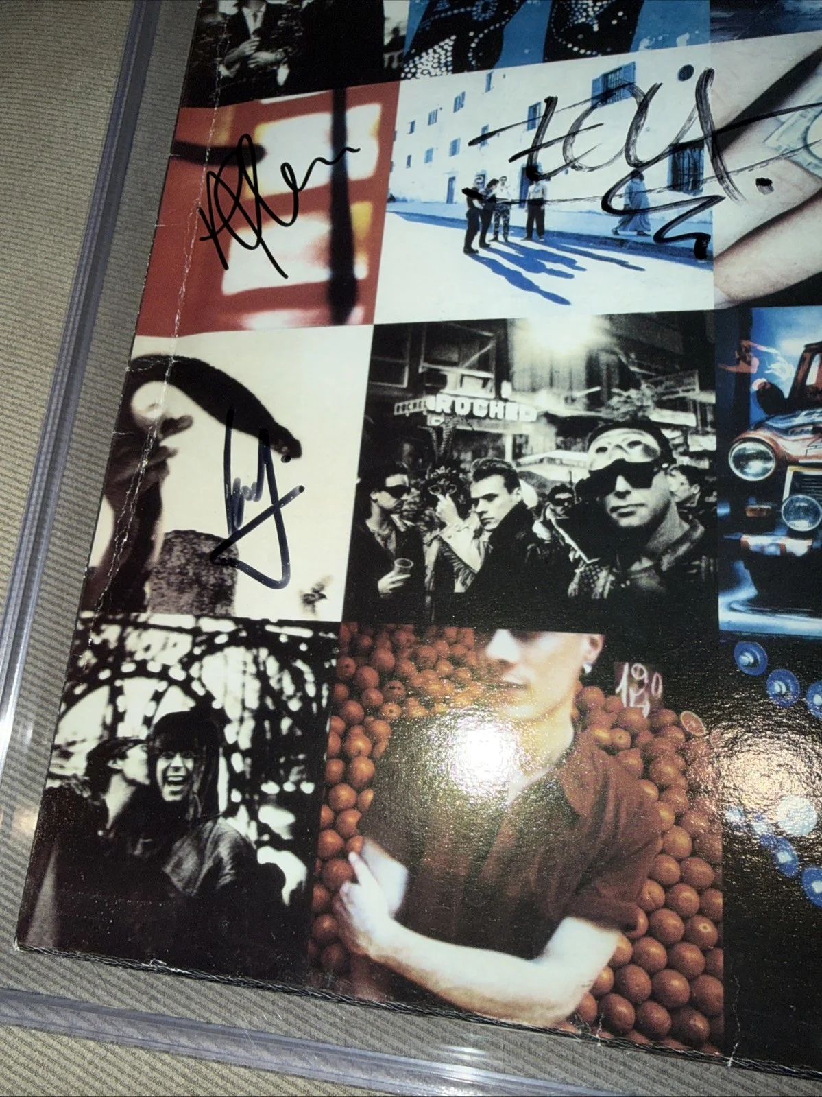 BONO U2 Achtung Baby Vinyl Album Band Signed Autograph 4 PSA DNA, изображение 3